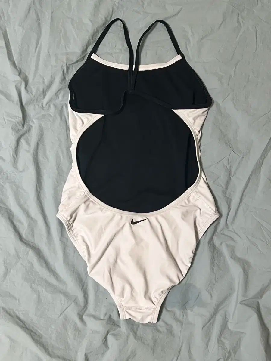 ナイキSwim ロゴカットアウト 白 32