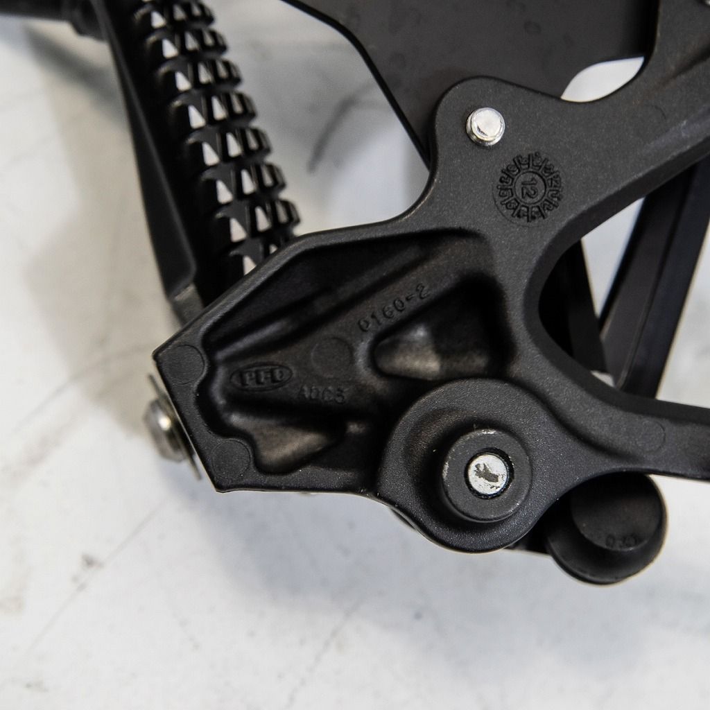 バイク カワサキ ZX-6R(ZX636E) 純正 メインステップASSY 左右