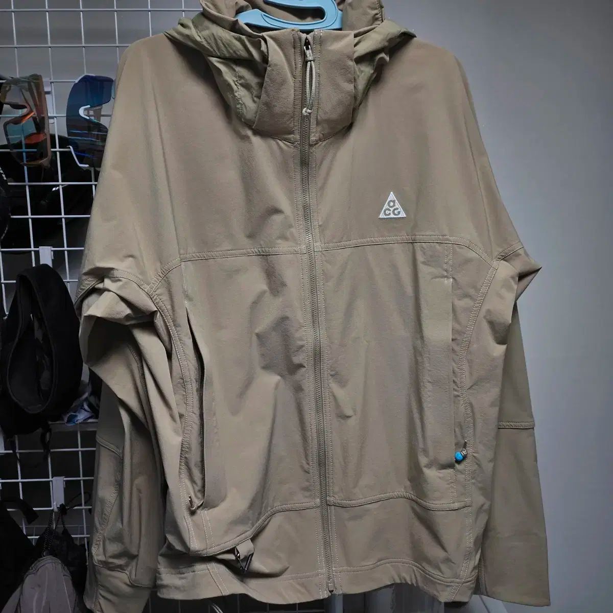 ナイキ ACG 썬 フェアラー ジャケット カーキ 白