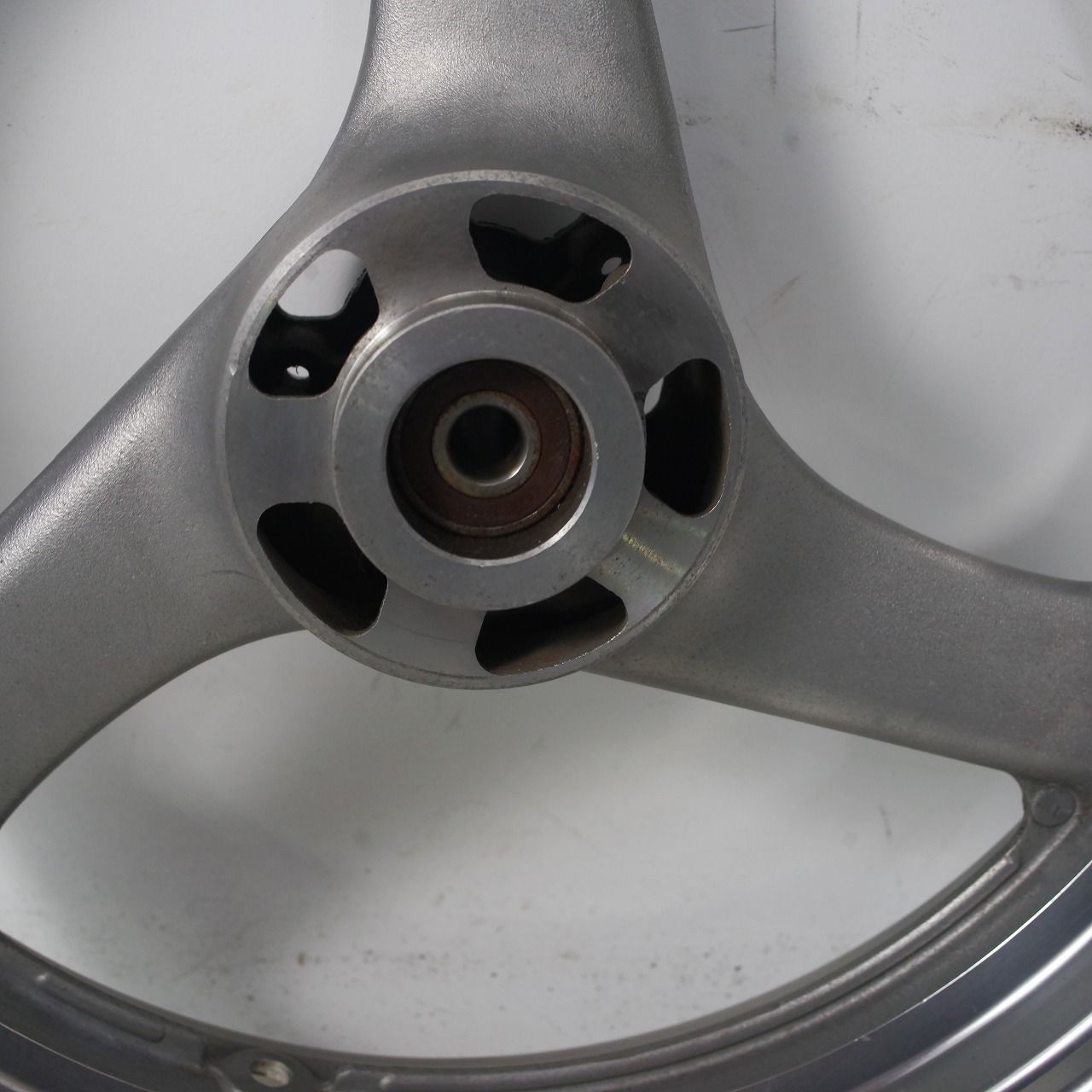 スズキ GSX250Sカタナ(GJ76A) 純正 Fホイール 17×3.00 AJG 商品の説明