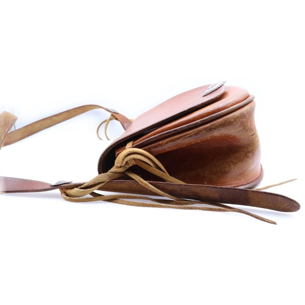 goro's (ゴローズ) サドルレザー フラワーコンチョ付き 丸型メディスン