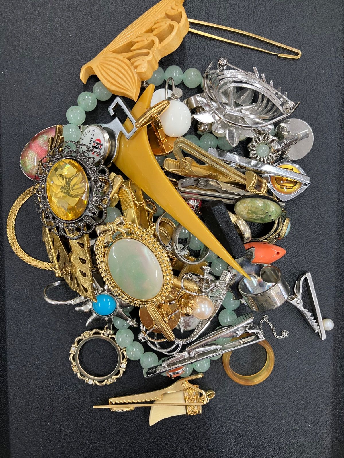 即*読様 【早い者勝ち】遺品整理　アクセサリー大量まとめ　ヴィンテージ　レトロ品 遺品整理 生前整理 アクセサリー大量まとめ売り 4.0kg ジャンク - メルカリ