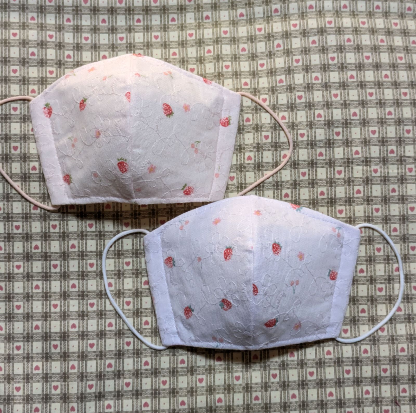 ハンドメイド、苺、刺繍柄の子供用立体マスク、ピンク、紫、2点セット