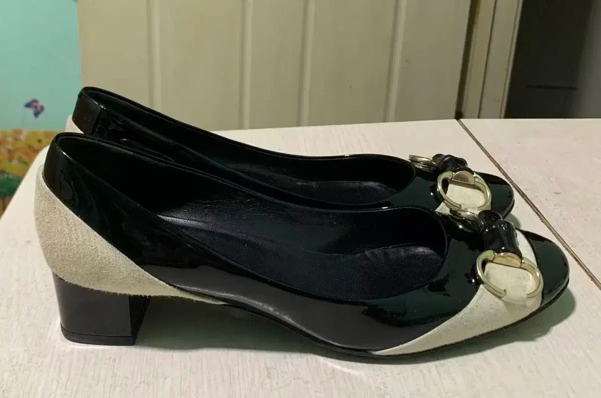 グッチ ブラック エナメル パンプス 36.5 正規品 - メルカリ