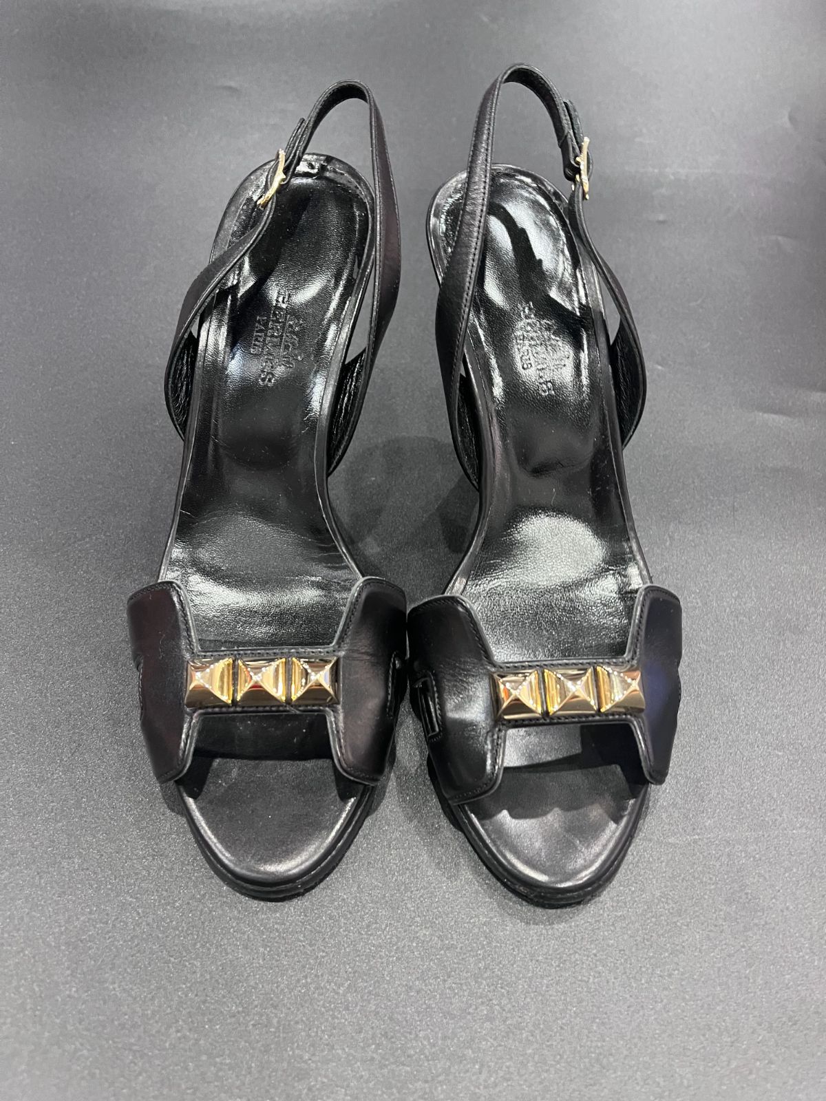 HERMES レザー スタッズ 黒 サンダル D25072307 - メルカリ