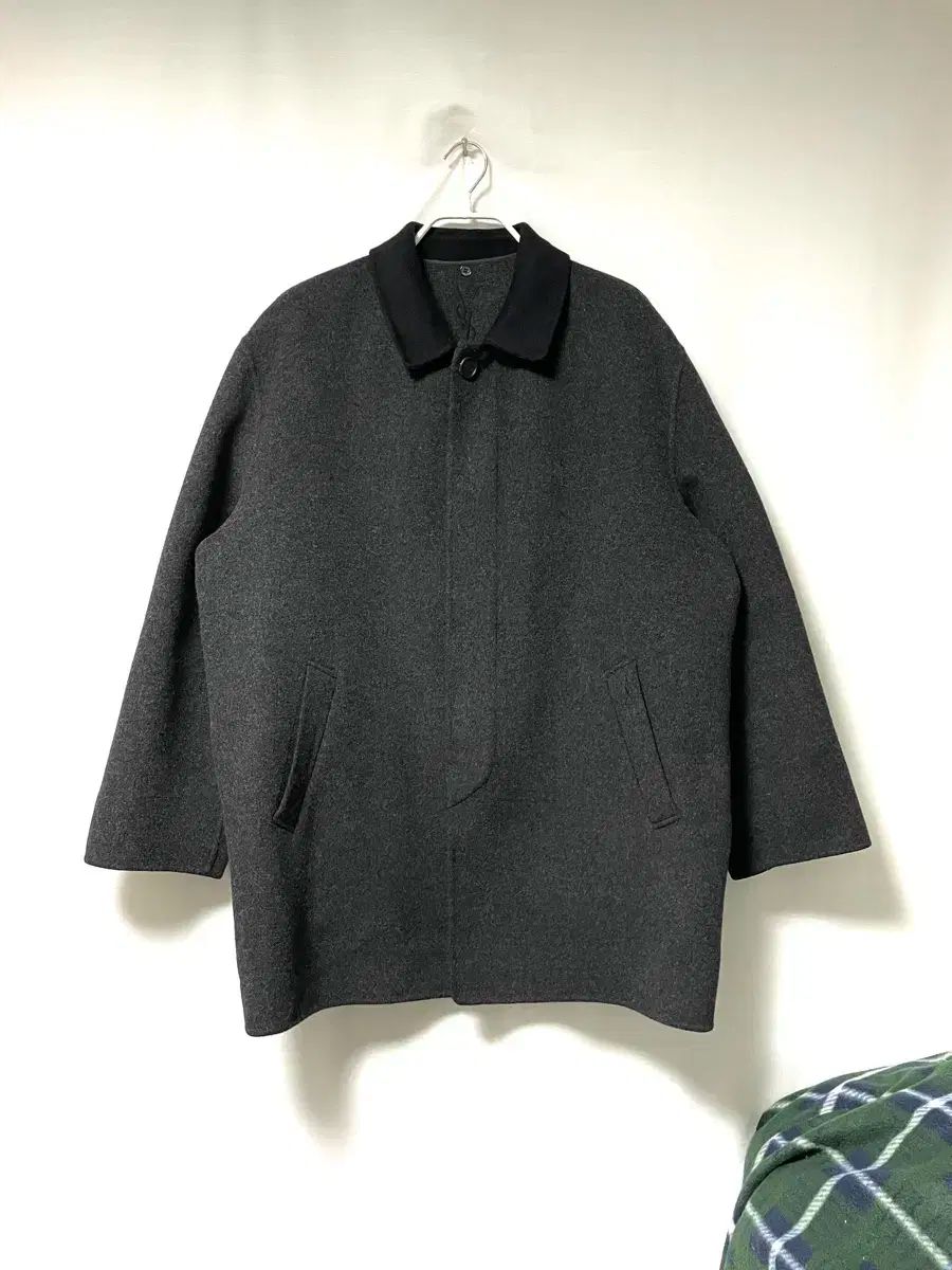 イヴ サンローラン メンズ ルーズフィット 隠しボタンダウン ウール ステン コート _ チャコール 100