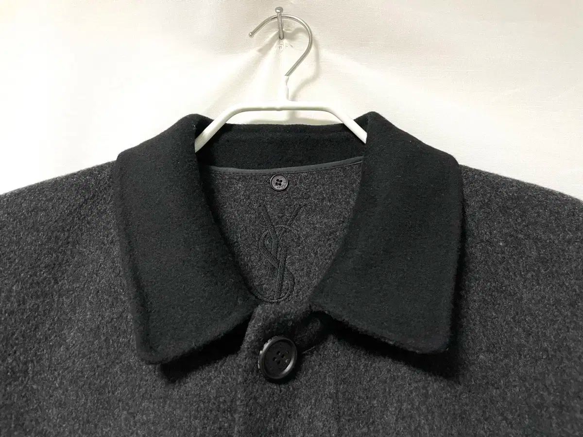 イヴ サンローラン メンズ ルーズフィット 隠しボタンダウン ウール ステン コート _ チャコール 100