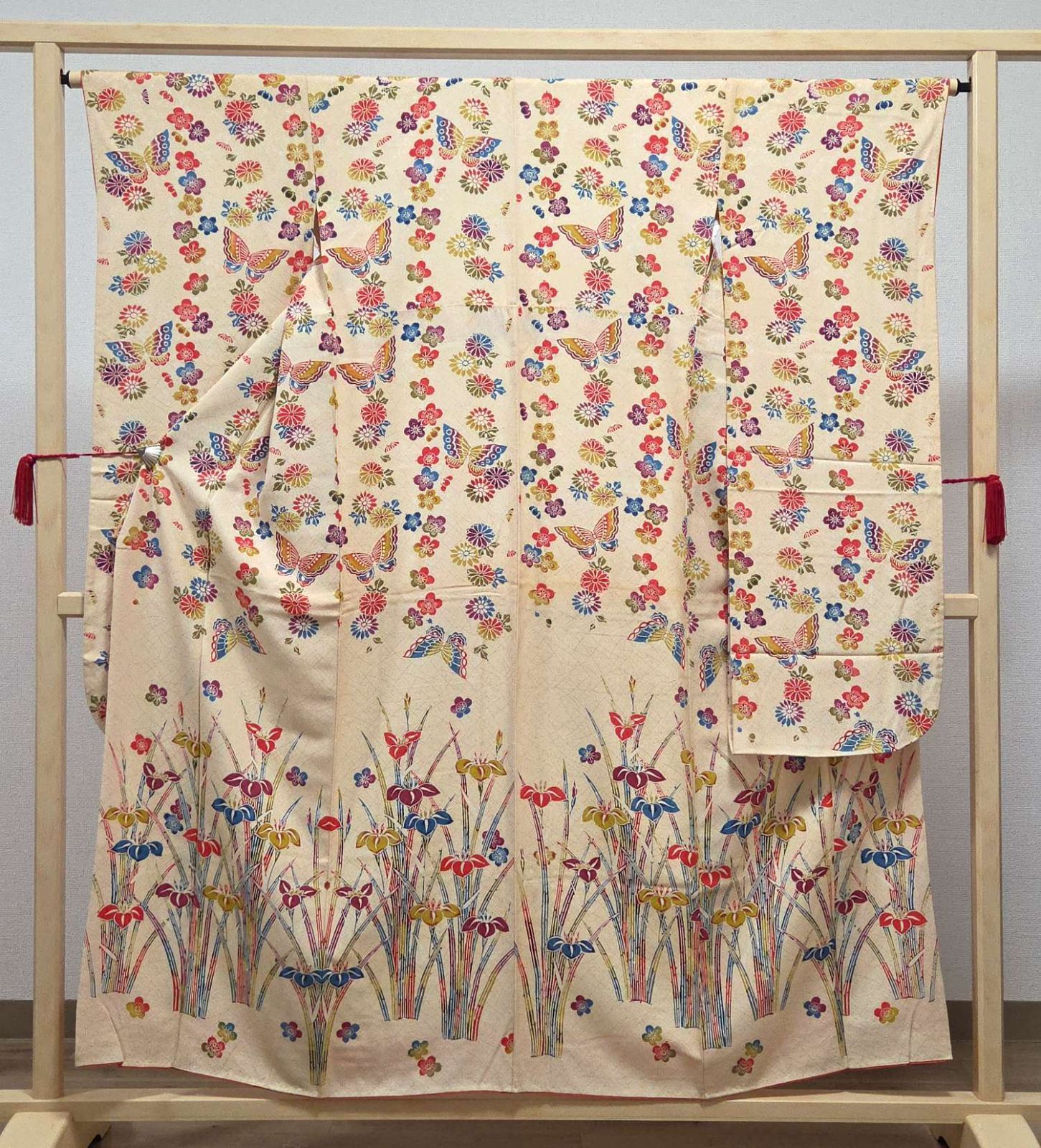 C 着物くつろぎ 振袖 襦袢セット 型染め 菖蒲に蝶々模様 ベージュ 袷 正絹 成人式 着物