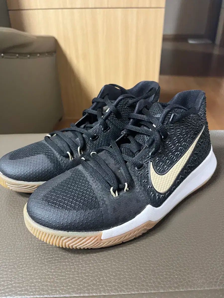 ナイキ カイリー3 黒ブラウン バスケシューズ