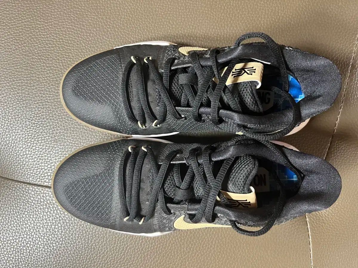 ナイキ カイリー3 黒ブラウン バスケシューズ