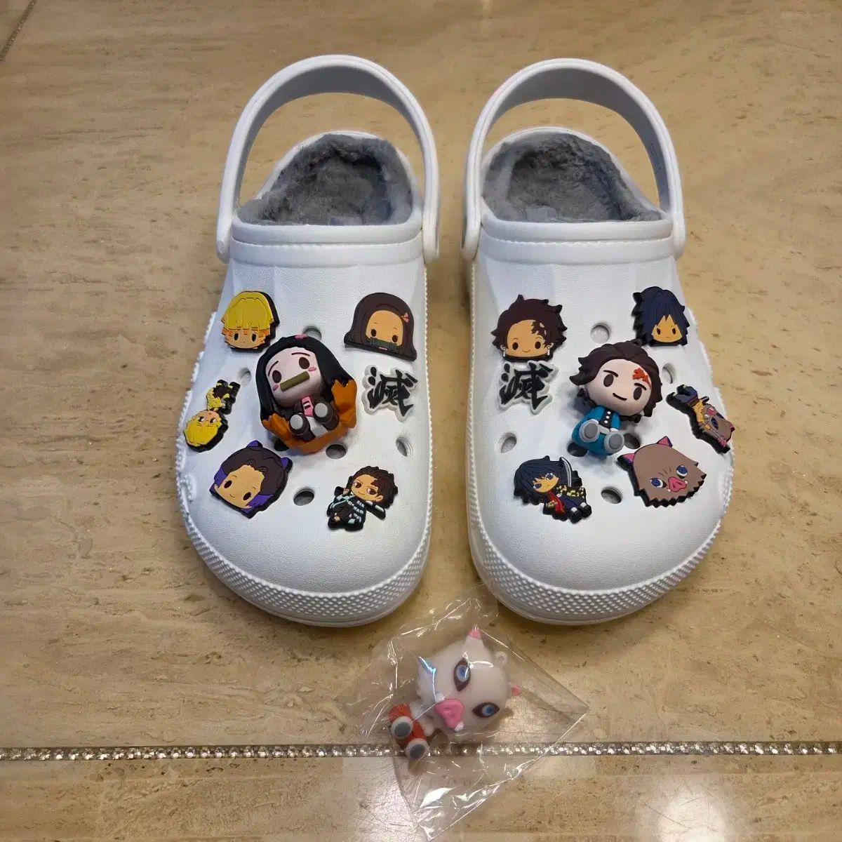 白 Crocs ファー スリッパ 鬼滅の刃 ジビッツ 15個