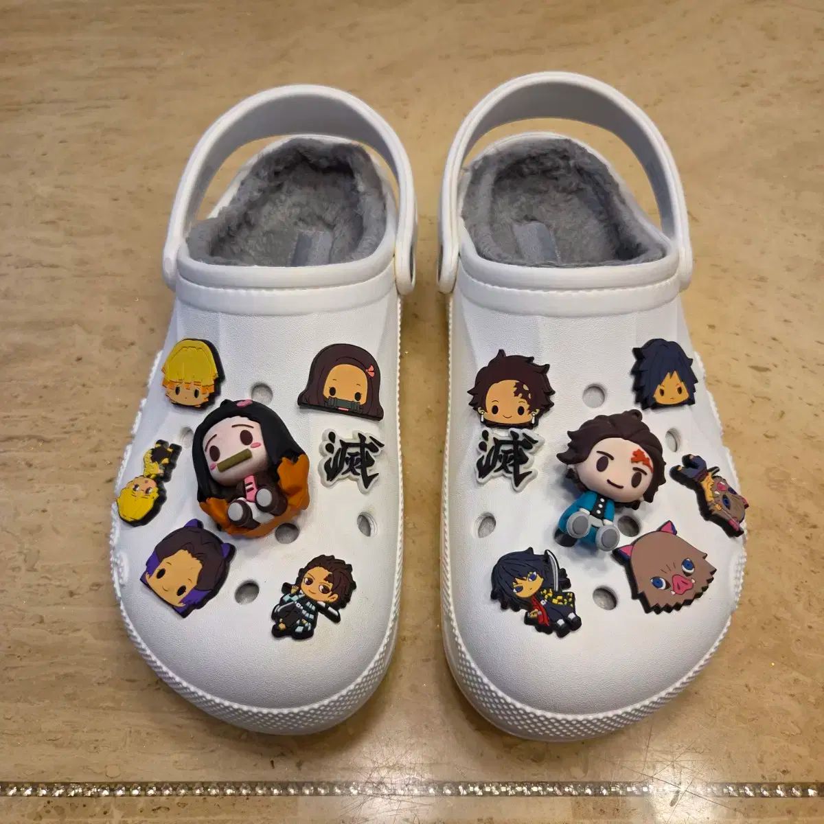 白 Crocs ファー スリッパ 鬼滅の刃 ジビッツ 15個