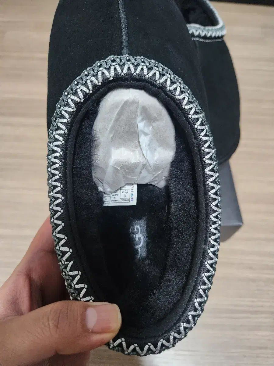 アグ タスマン ブラック 9 270