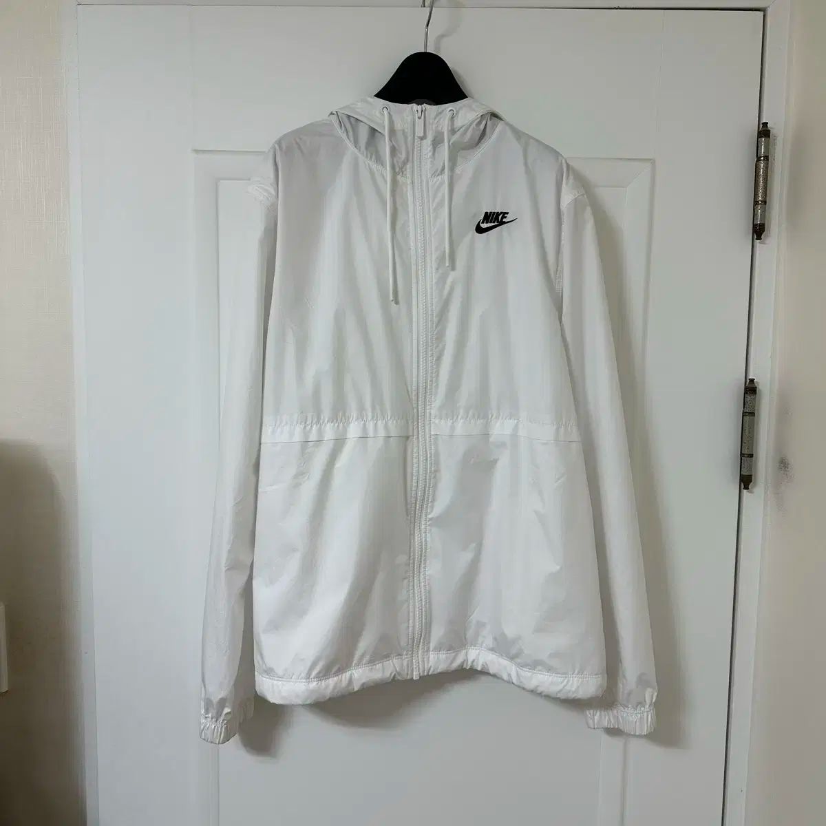ナイキ ウィメンズ ウィンドブレーカー 白