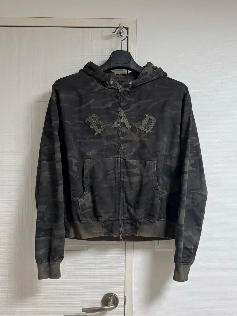 BADBLOOD バッドブラッド ライオンパッチ カモフラ ジップアップパーカー Lサイズ