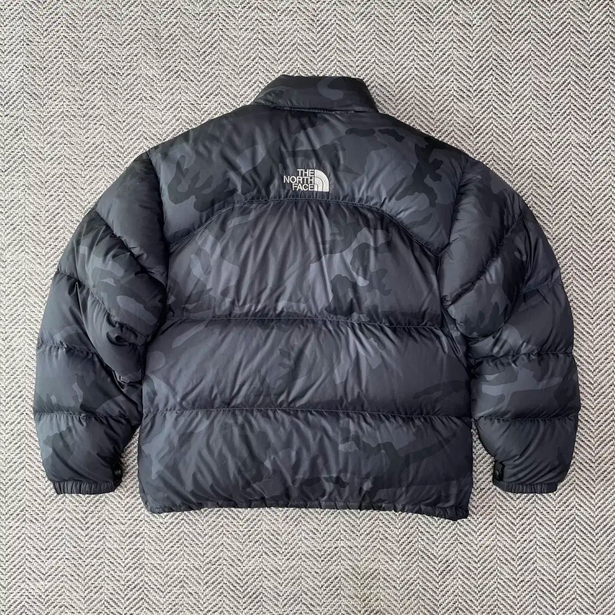 L THE NORTH FACE ザノースフェイス センターロゴ 700 マット カモフラ Nuptse ヌプシ ダウン