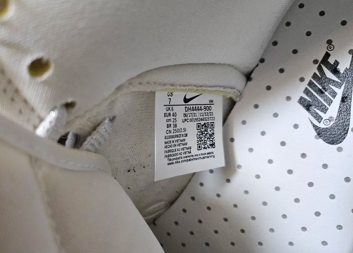 メタリック スニーカー