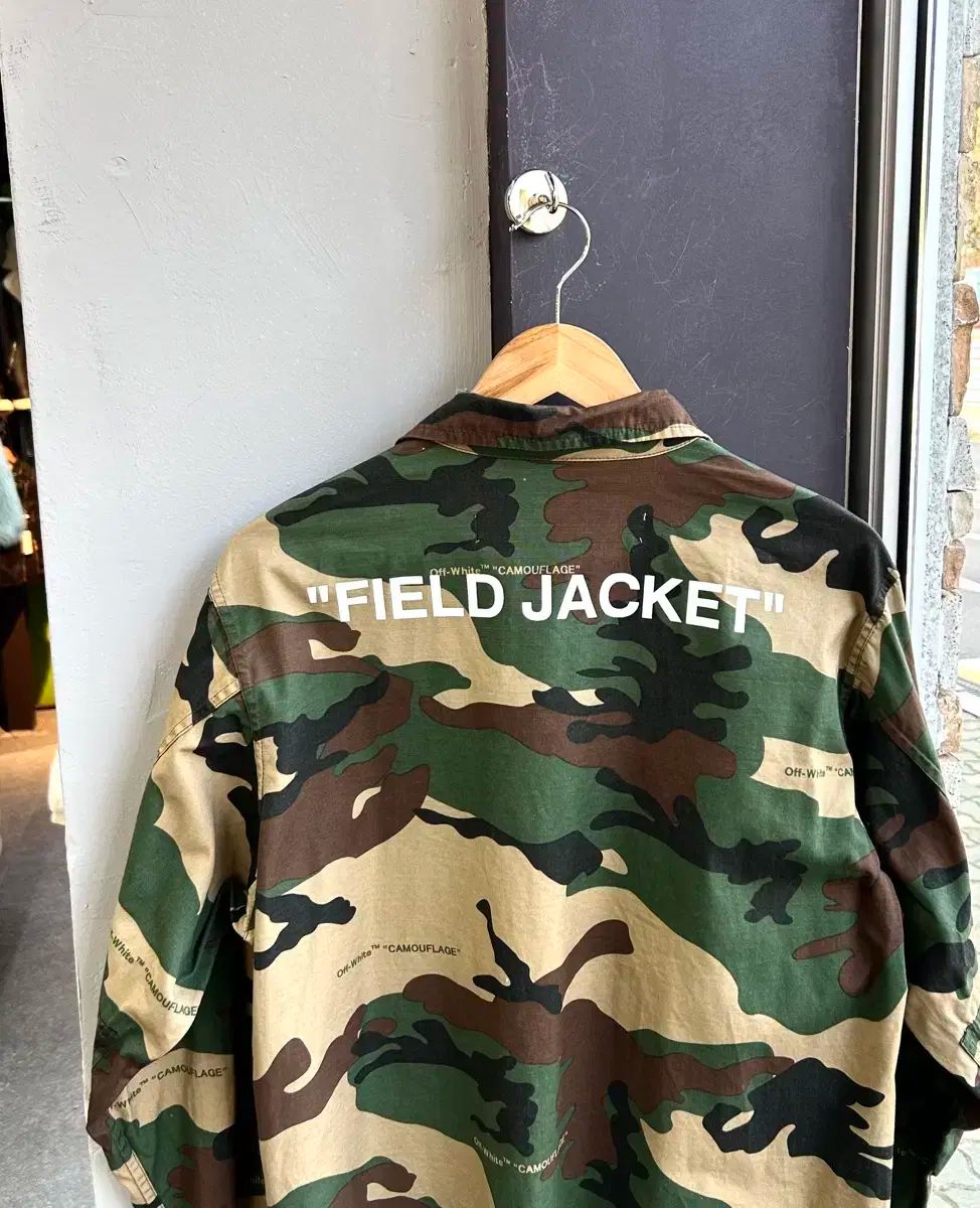 Off-White カモフラージュ フィールドジャケット Off-White カモフラージュ フィールドジャケット | グリーン | FARFETCH JP