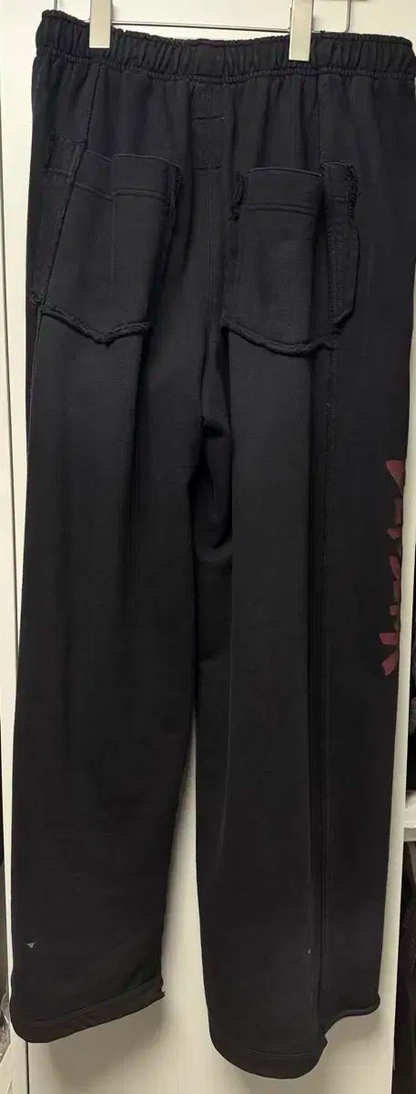 2 ポリテルー ベルセルク スウェットパンツ - 002 スタンディングガッツ WWW_SMP1DAWEKUDUS_SCH_ID