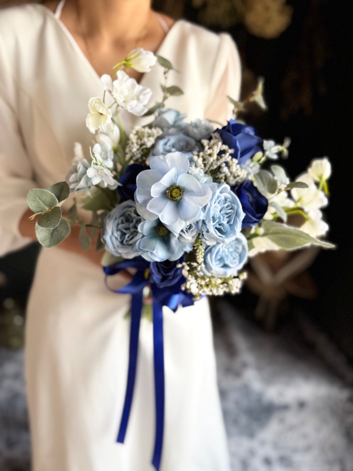 クラッチブーケ 紫と白の花束 結婚式 白アネモネ 紫 ブルークラッチ