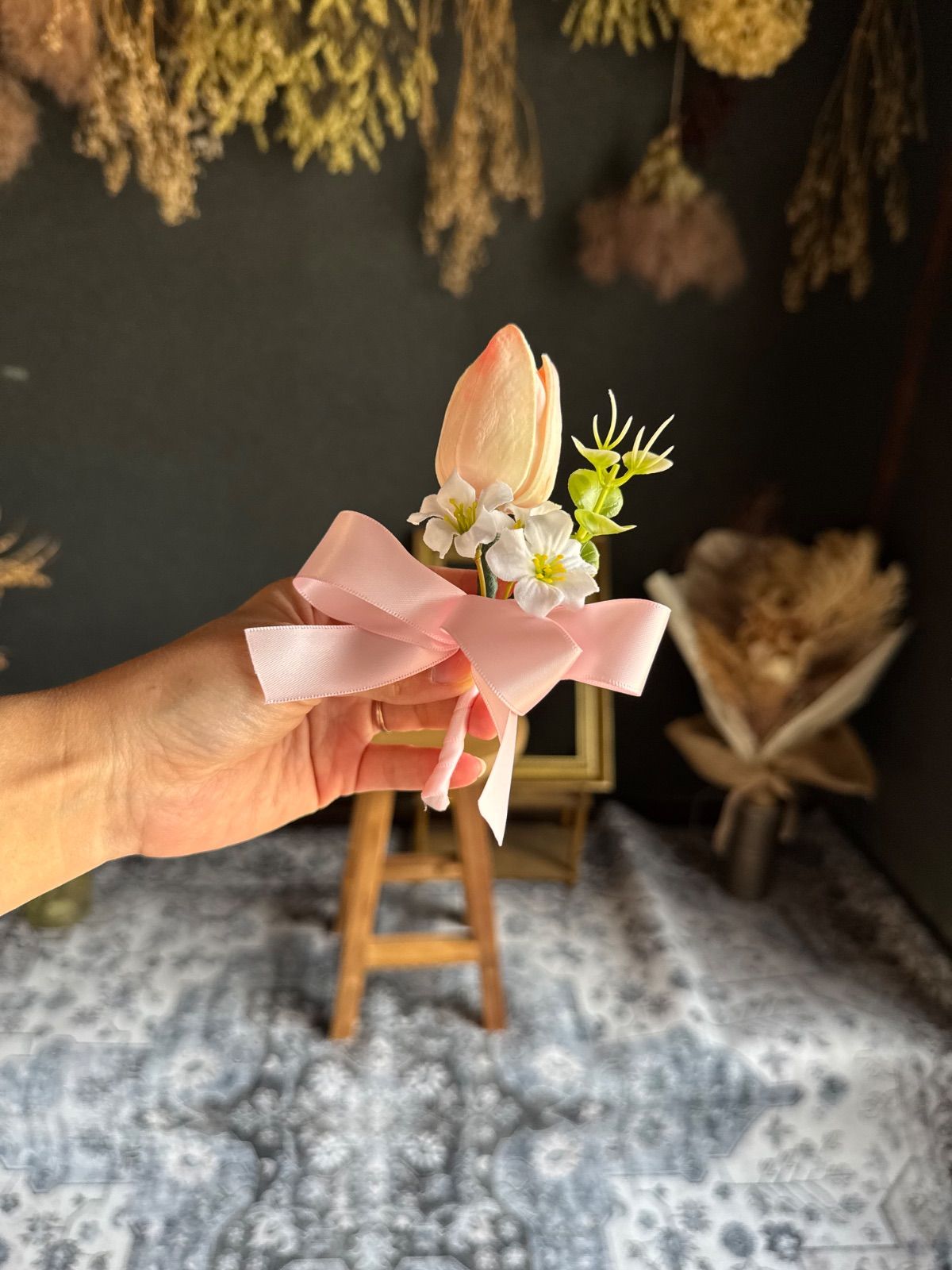 ピンクチューリップ×スイートピークラッチブーケ☆ブートニア - メルカリ