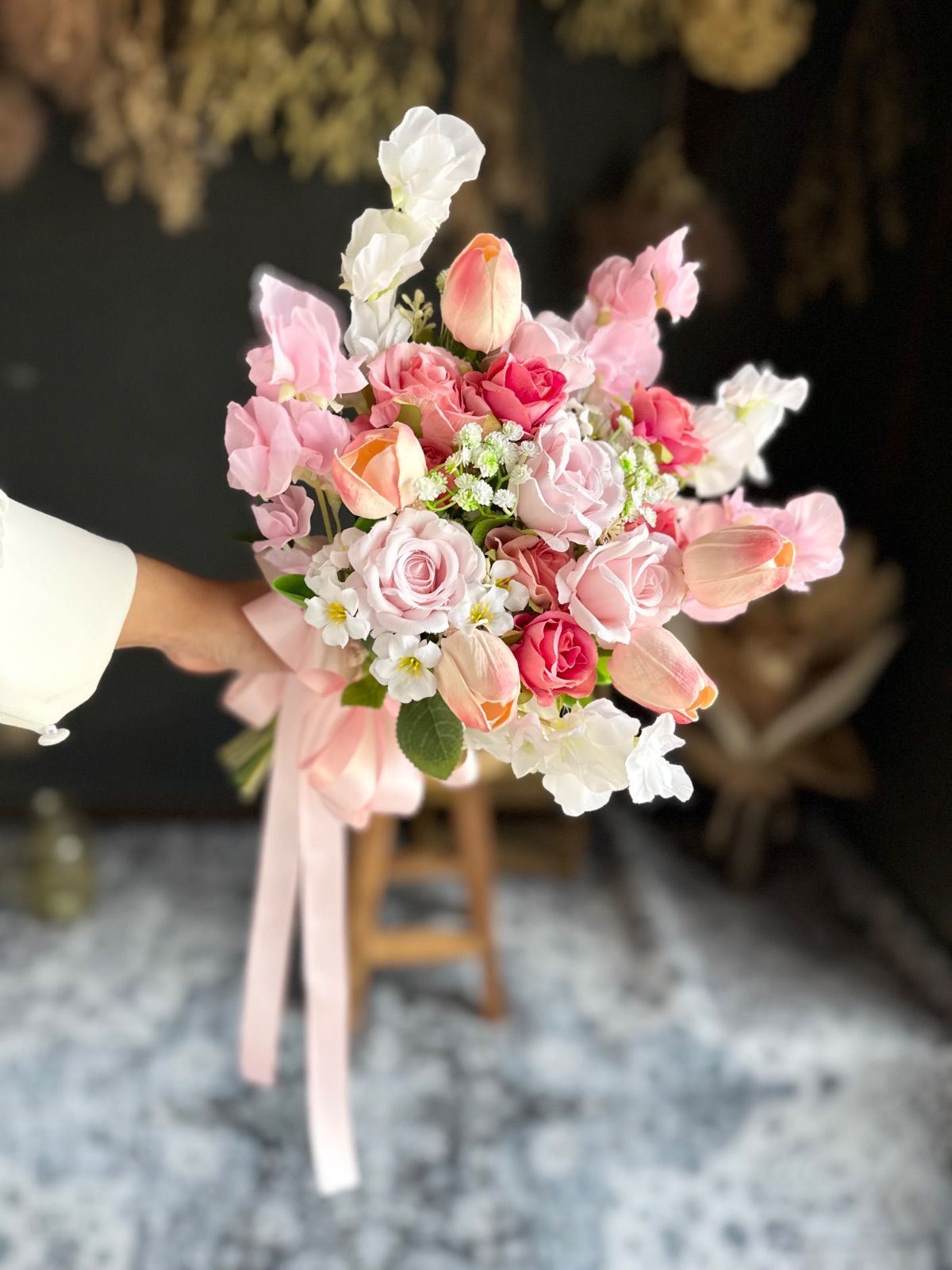 ピンクチューリップ×スイートピークラッチブーケ☆ブートニア - メルカリ