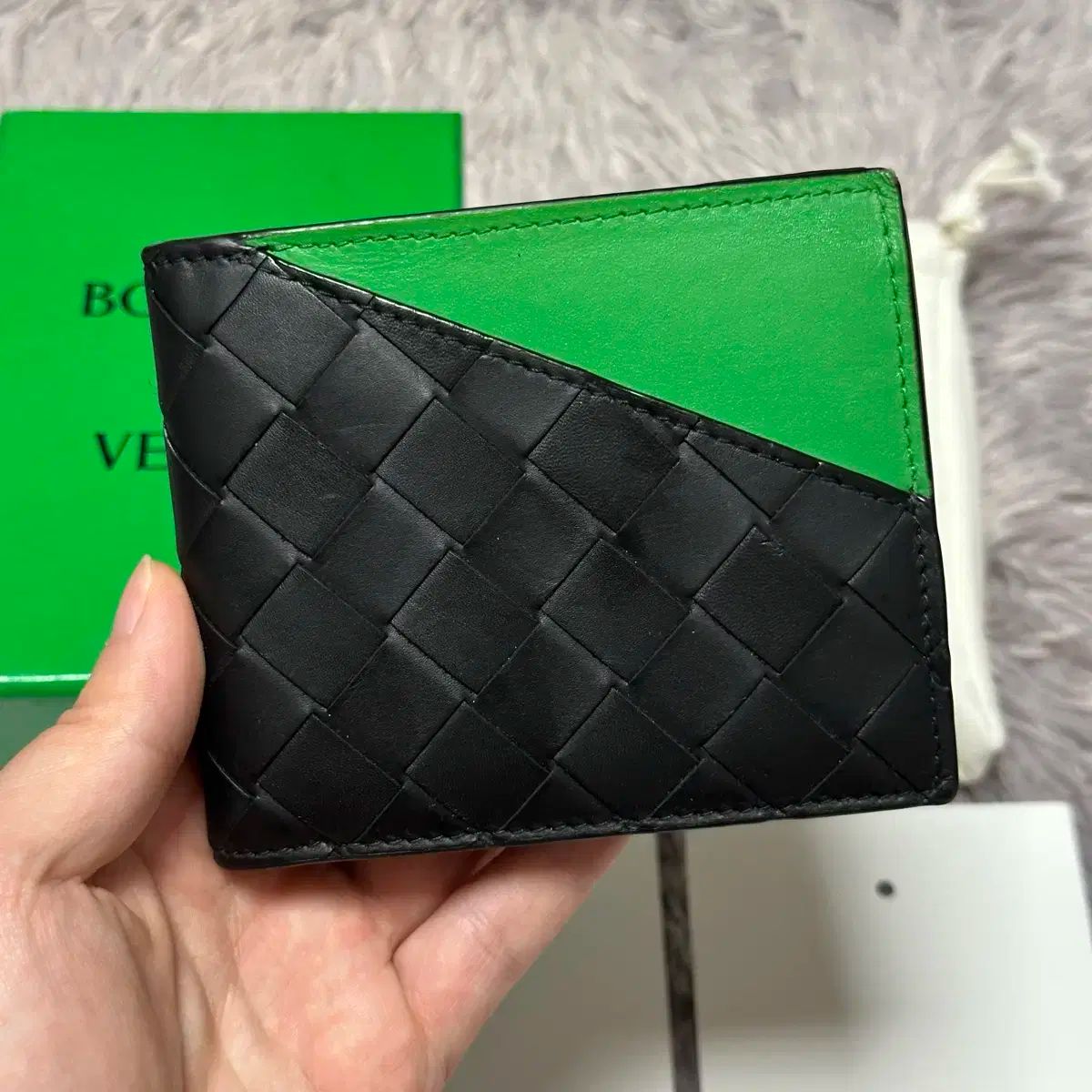 フルセット ボッテガ ヴェネタ イントレチャート ツートン 二つ折り財布 ブラック グリーン
