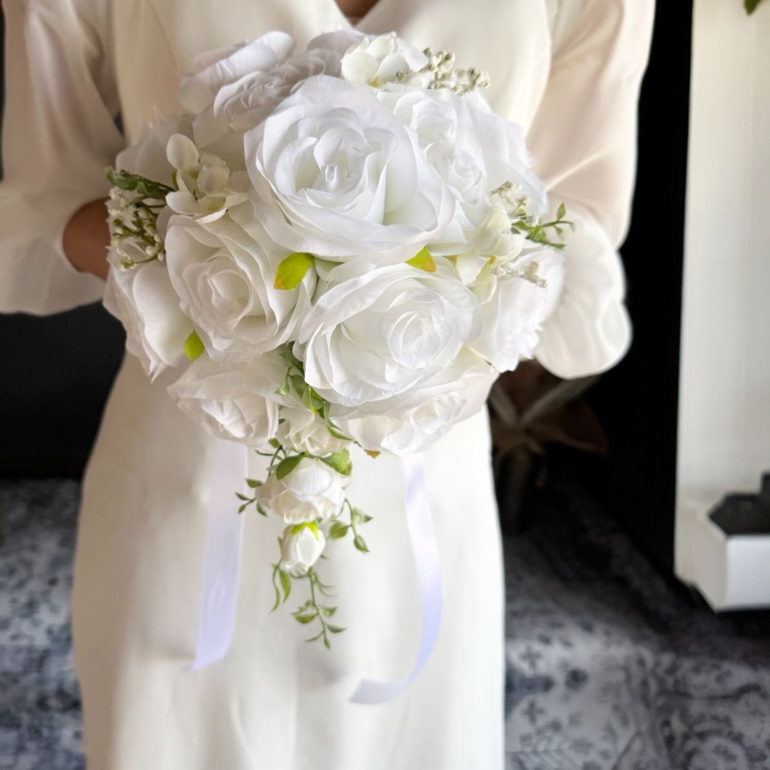 白バラオーバルブーケブートニア