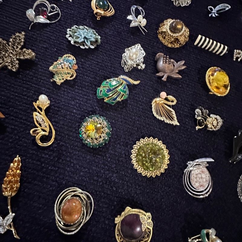 【vintage】ブローチ　大量　130点以上　まとめ売り vintage】ブローチ まとめ売り 大量 60点以上 GT-BR23 - メルカリ