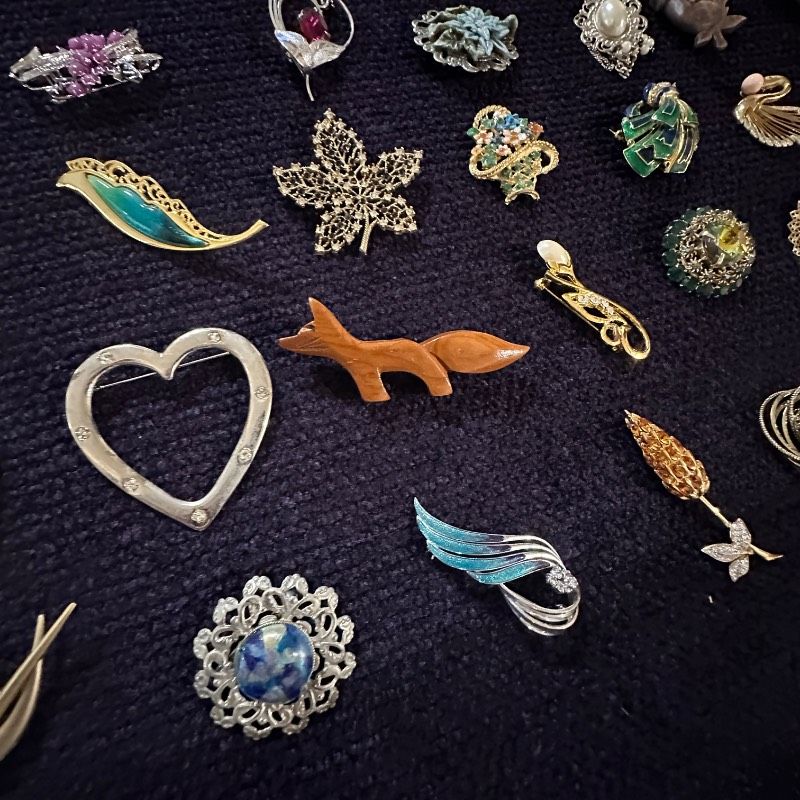【vintage】ブローチ　まとめ売り　大量　110点以上 vintage】ブローチ まとめ売り 大量 110点以上