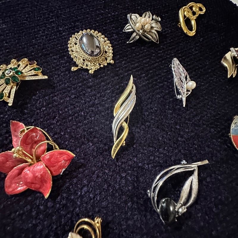【vintage】ブローチ　130点以上　まとめ売り　大量 vintage】ブローチ 130点以上 まとめ売り 大量 vintage】多様な