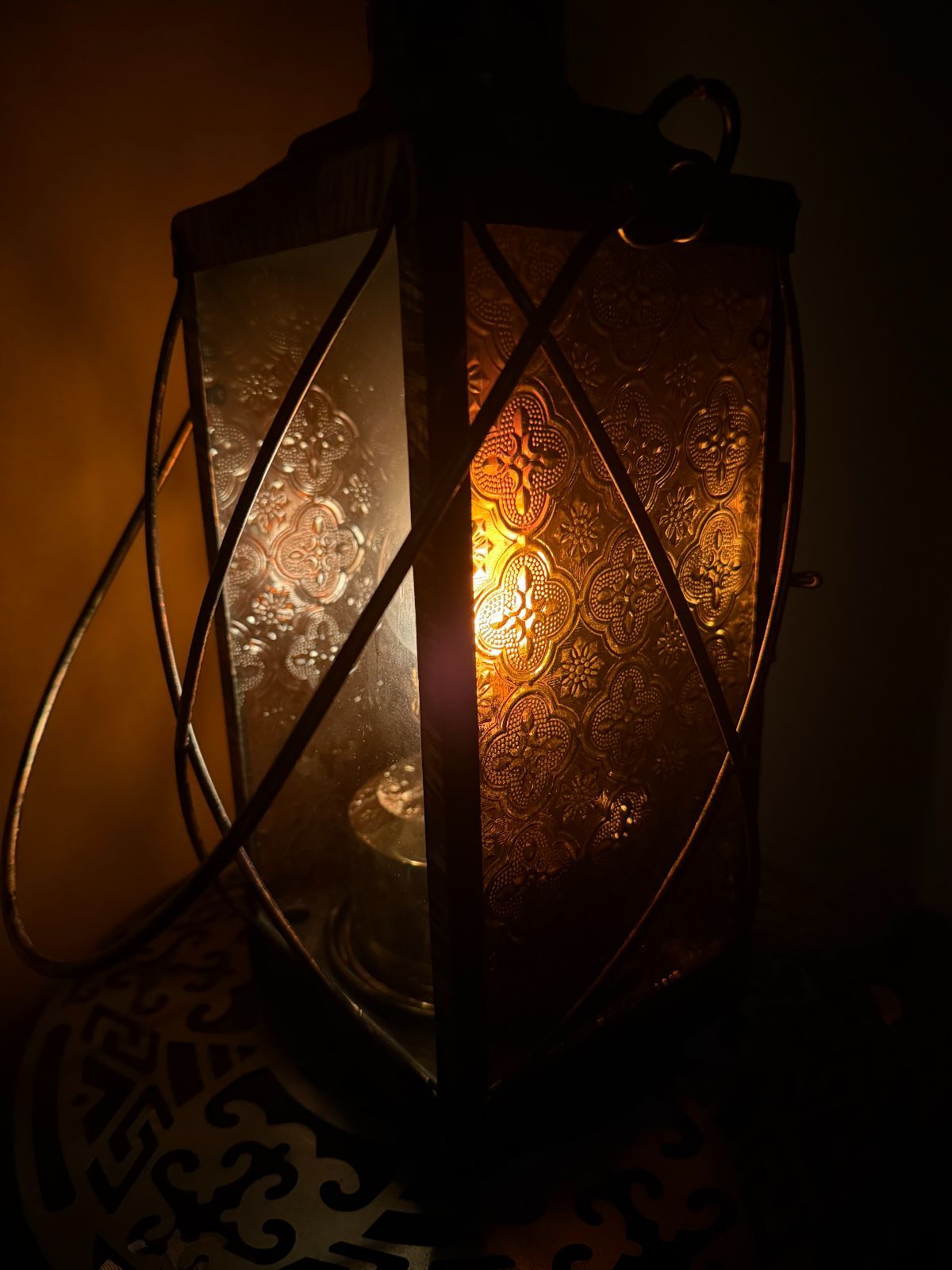 江戸川屋ランプ オリジナル カンテラランプ サイド花柄 アンバー|11mm芯 真鍮タンク 風に強い 加工|本体鉄 油壺真鍮|高さ約32.5cm 幅130mm