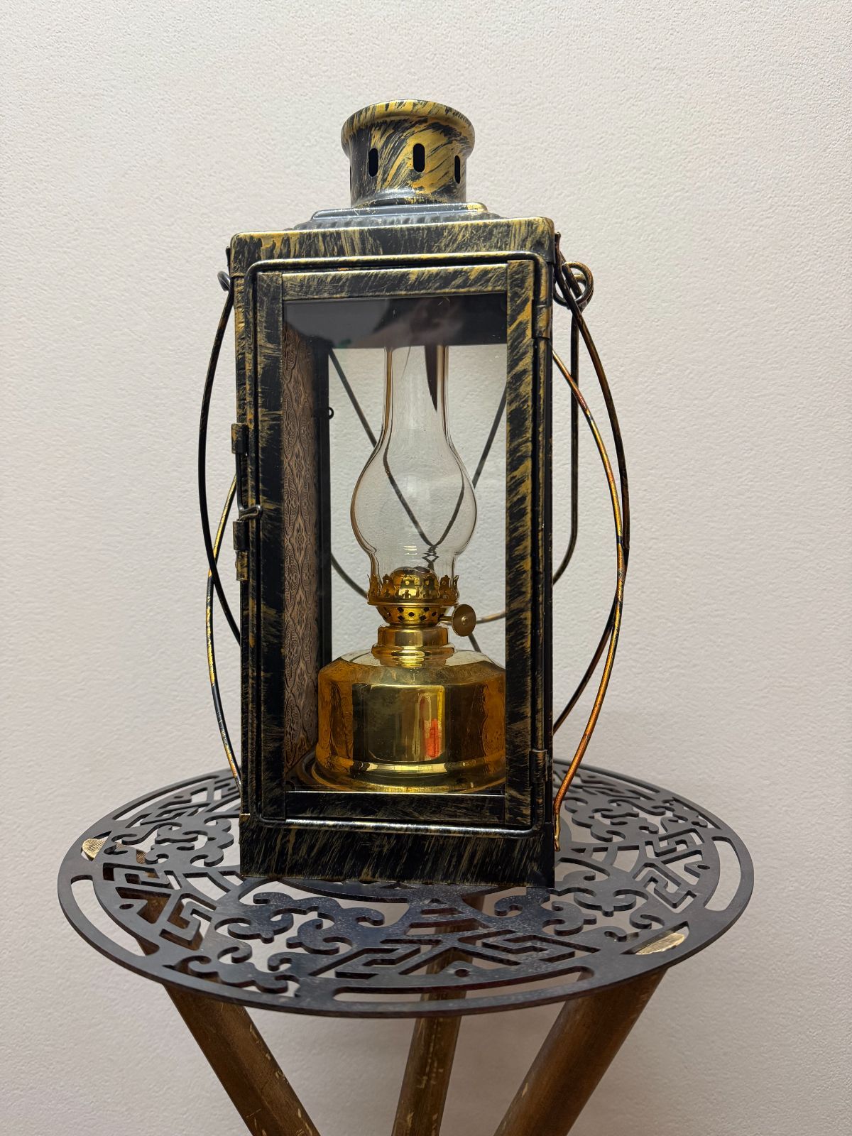 江戸川屋ランプ オリジナル カンテラランプ サイド花柄 アンバー｜11mm芯 真鍮タンク 風に強い 加工｜本体鉄 油壺真鍮｜高さ約32.5cm 幅130mm