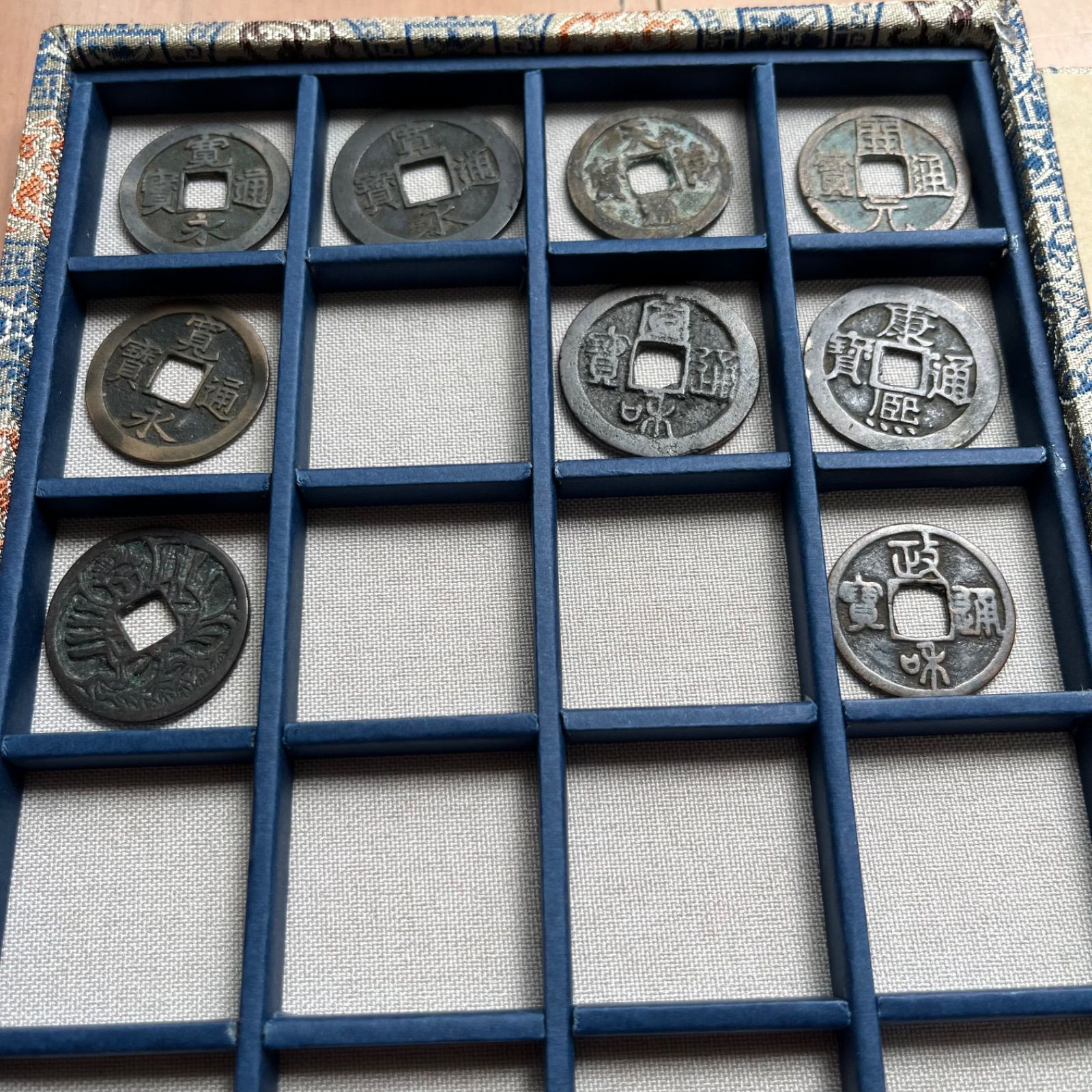 古銭コレクションケース 24マス／木製ベース錦盒／古銭・硬貨収納