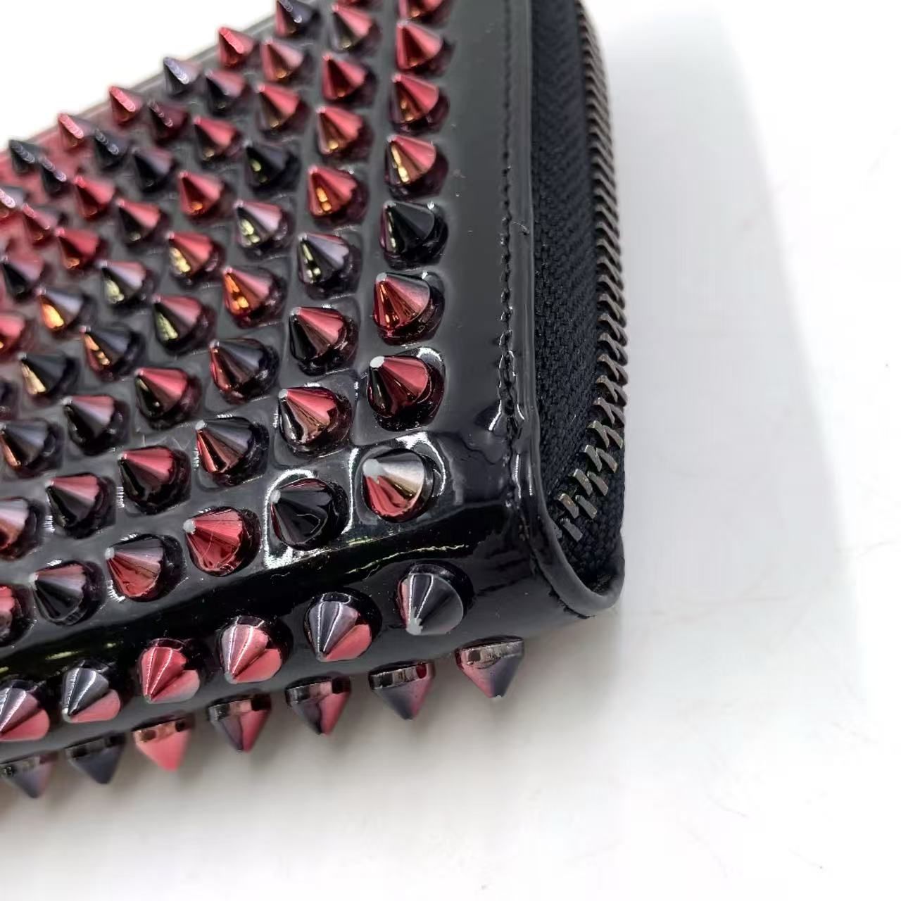 スタッズ エナメルレザー