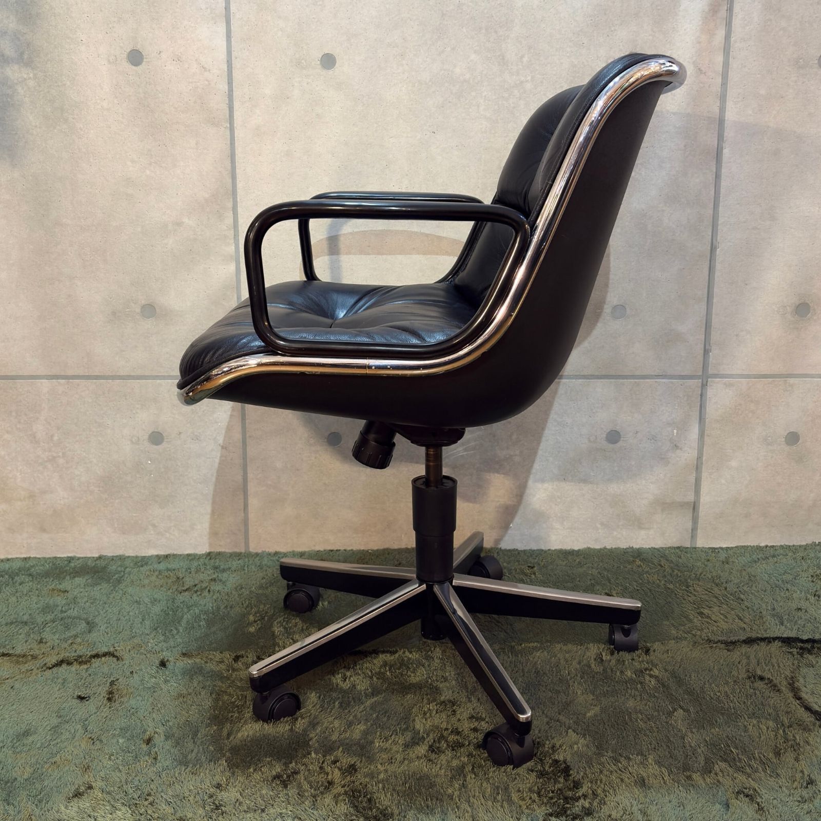  Knoll ノール ポロックチェア Pollock Executive Chair 肘付き 回転機能 ガス圧昇降機能 リクライニング機能 5スターベース 本革 ブラック 5本脚 アイアンチェア オフィスチェア ワークチェア 椅子 チェア