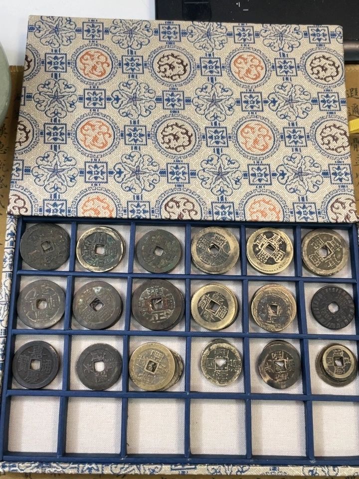 古銭コレクションケース 24マス／木製ベース錦盒／古銭・硬貨収納