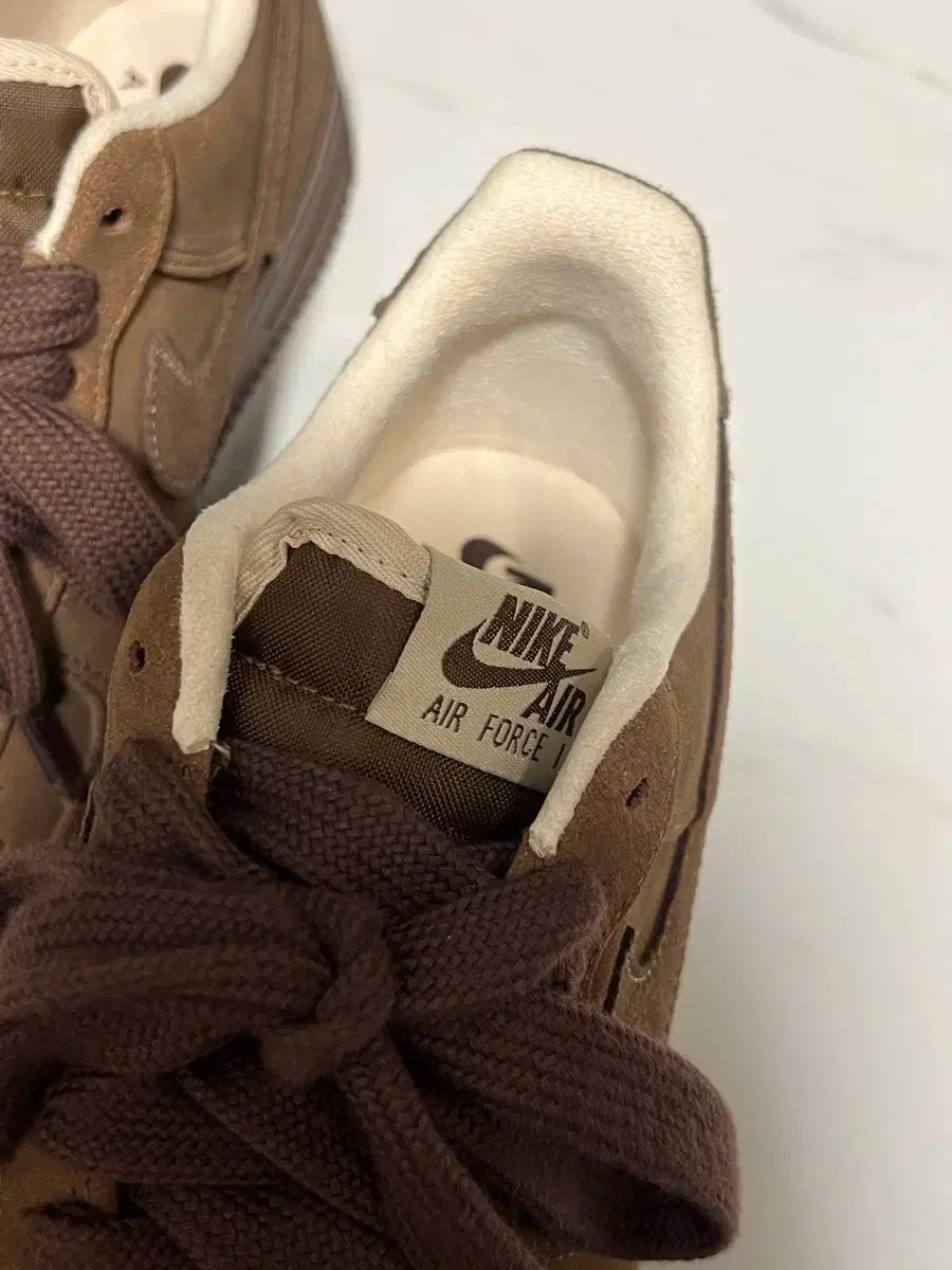  ナイキ エアフォース1 カカオ スウェード シューズ(男性用) バスケットボール