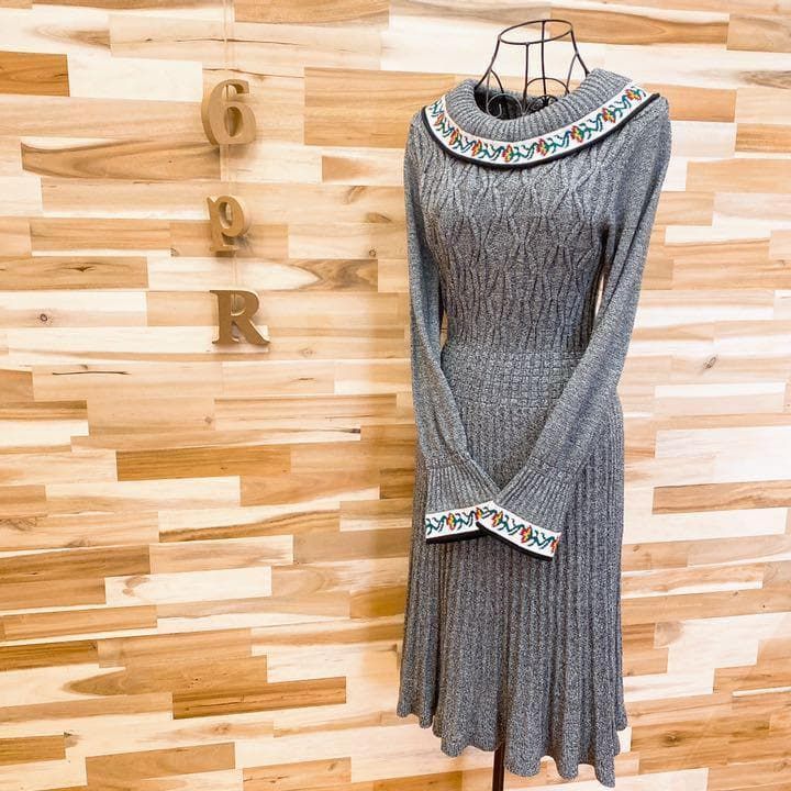パメオポーズ ケーブル ニット フラワー ブレイド ワンピース グレー×白