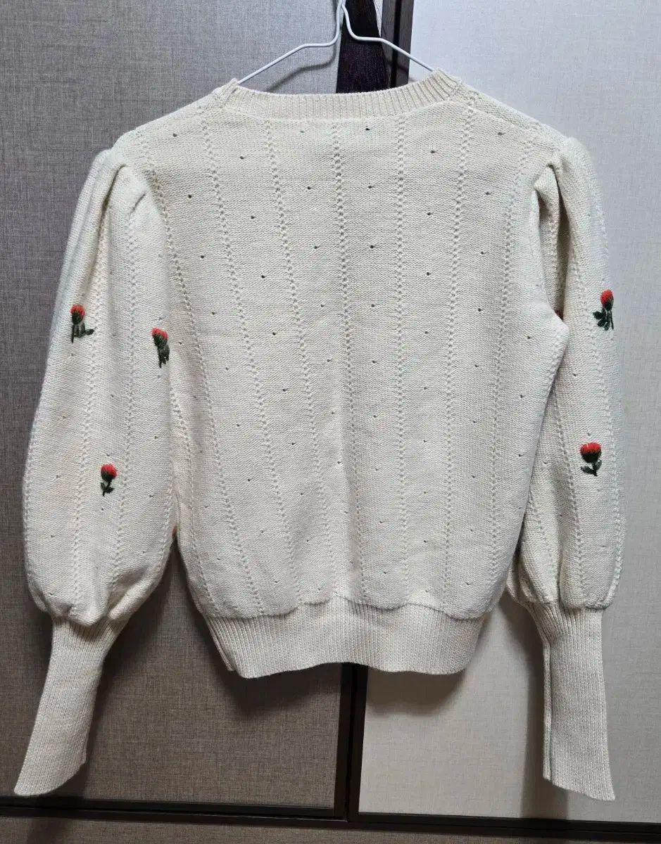 アイボリー色 花 刺繍 ニット セーター