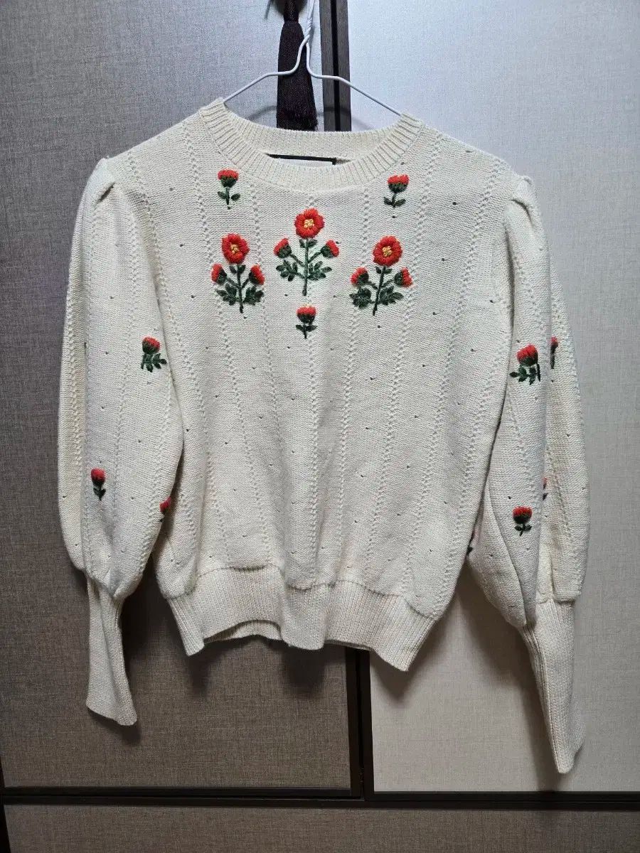 アイボリー色 花 刺繍 ニット セーター