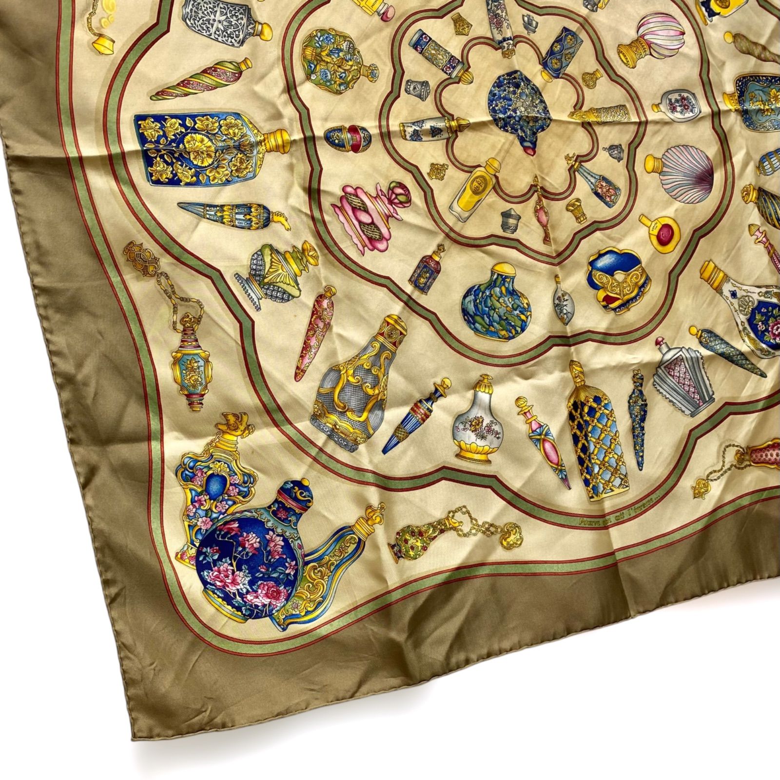 エルメス　HERMES スカーフ　カレ　香水瓶 エルメス カレ90 Qu importe le flacon シルクスカーフ 香水瓶 カーキ