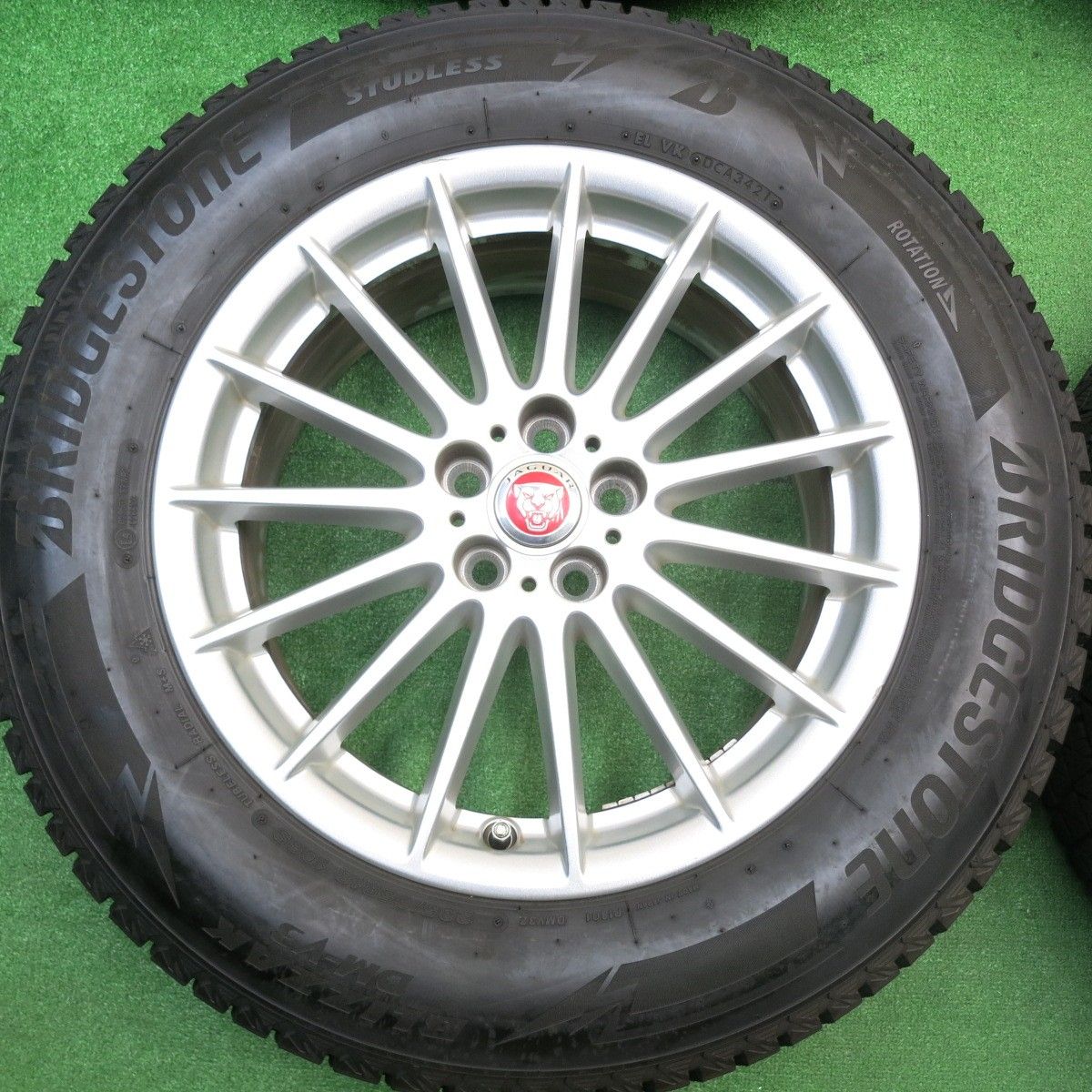  バリ溝 21年 キレイ 9 5分 ジャガー F PACE 235 65 R 18 スタッドレス ブリヂストン ブリザック DM V 3 18インチ Fペイス Fペース PCD 108 5 H ス 18インチ タイヤ ホイールセット