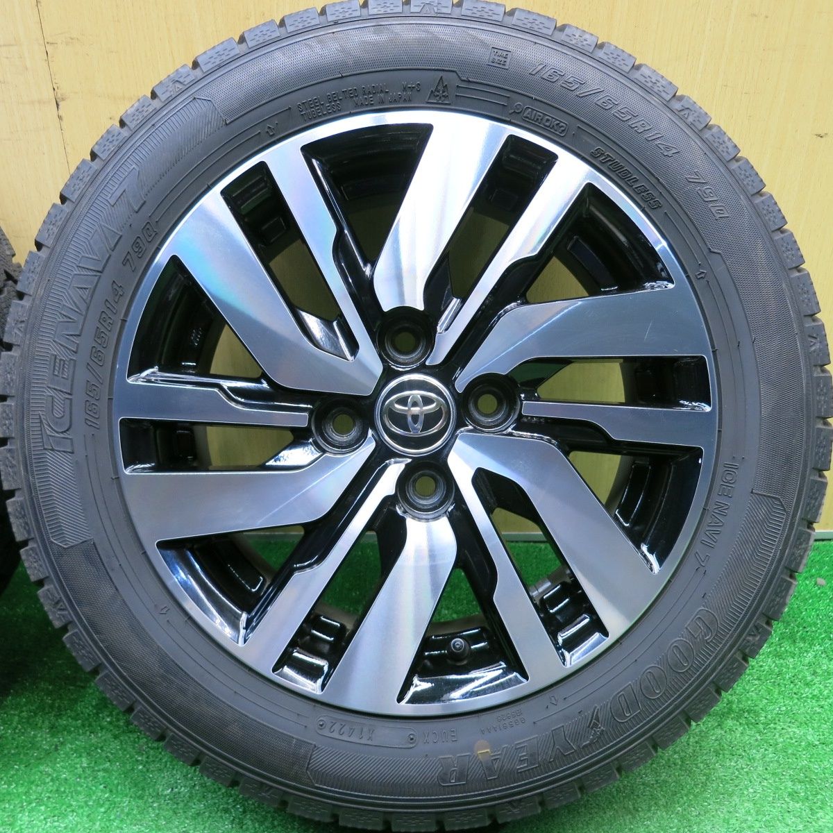 バリ溝 22年 ほぼ10分 トヨタ ルーミー タンク 165 65 R 14 スタッドレス グッドイヤー アイスナビ7 14インチ PCD 100 4 H ス