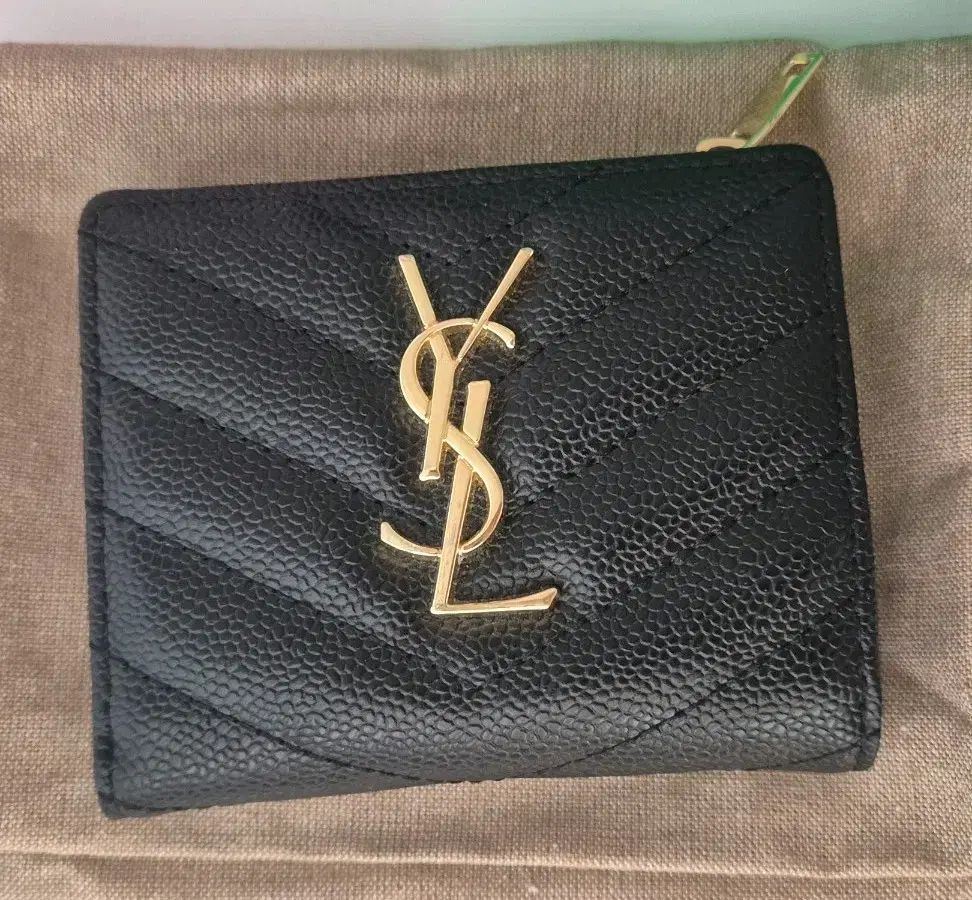 YVES SAINT LAURENT イヴ サンローラン 二つ折り財布