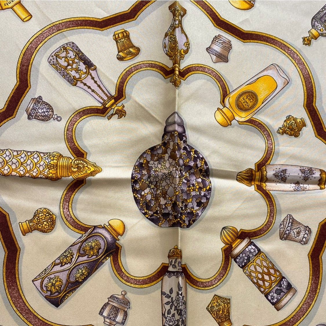 エルメス カレ90 Qu importe le flacon シルクスカーフ 香水瓶 オフ