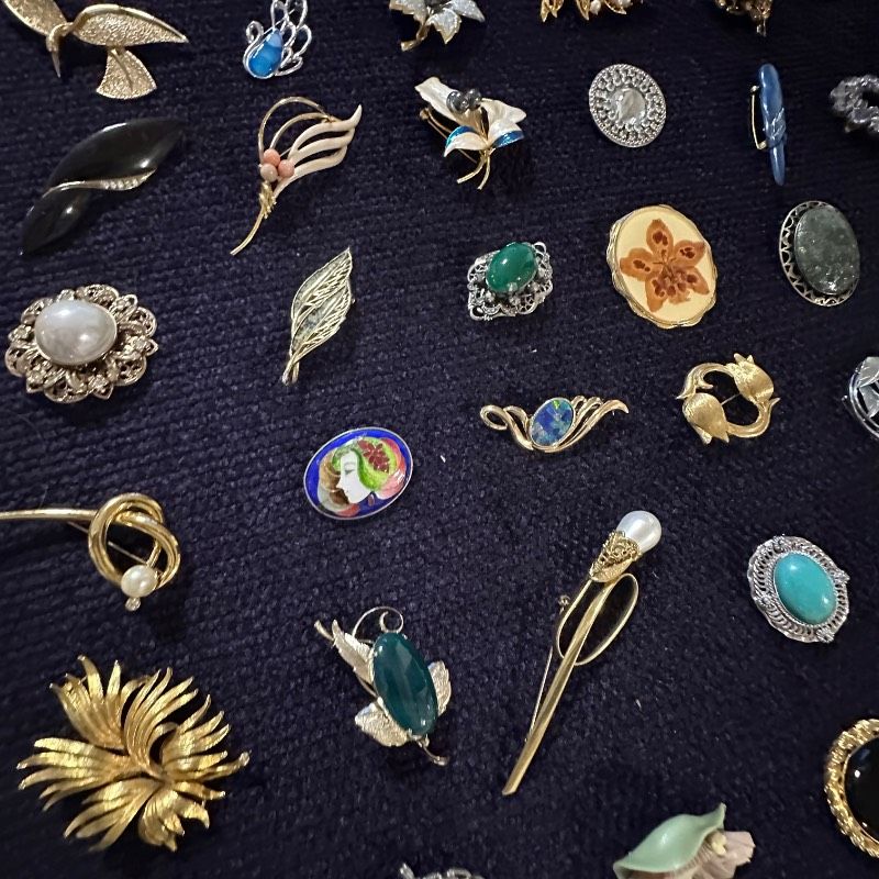【vintage】ブローチ　130点以上　まとめ売り　大量 vintage】ブローチ 大量 130点以上 まとめ売り