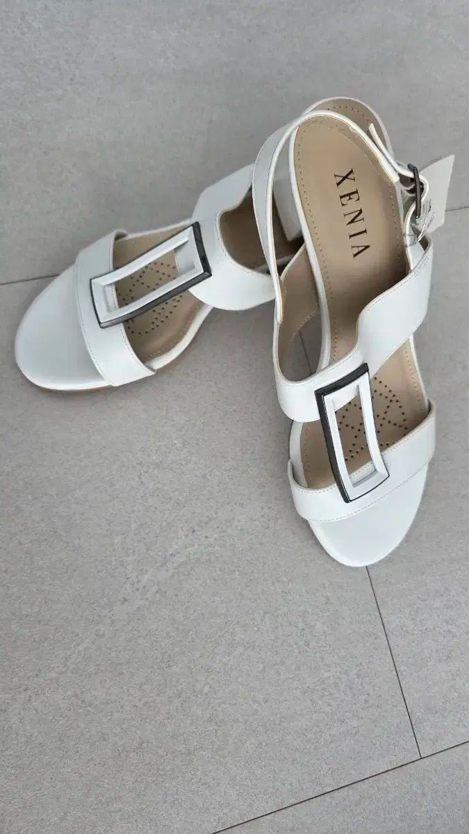 XENIA ジェニア 白 サンダル ヒール