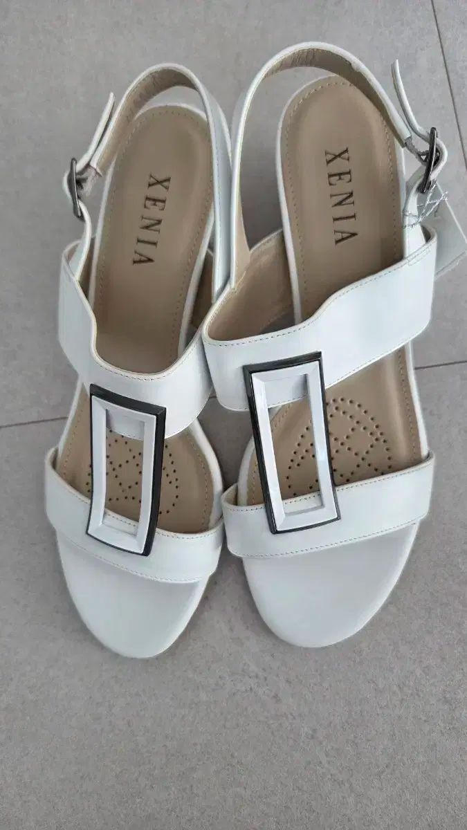 XENIA ジェニア 白 サンダル ヒール