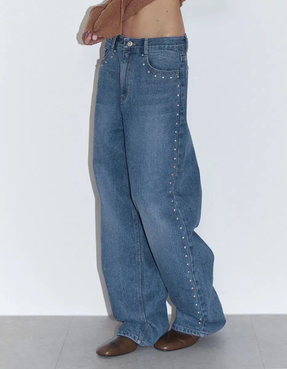 ポリ数엠 SS STUDDED WASHED JEANS BLUE